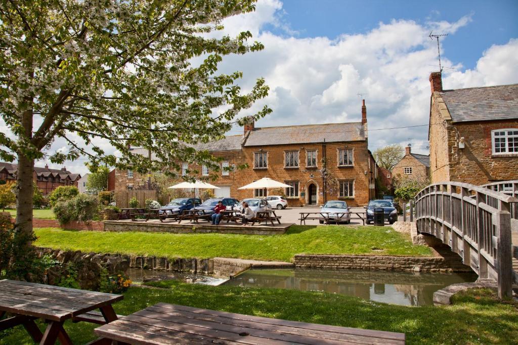 The Nevill Arms Hotel Medbourne Buitenkant foto